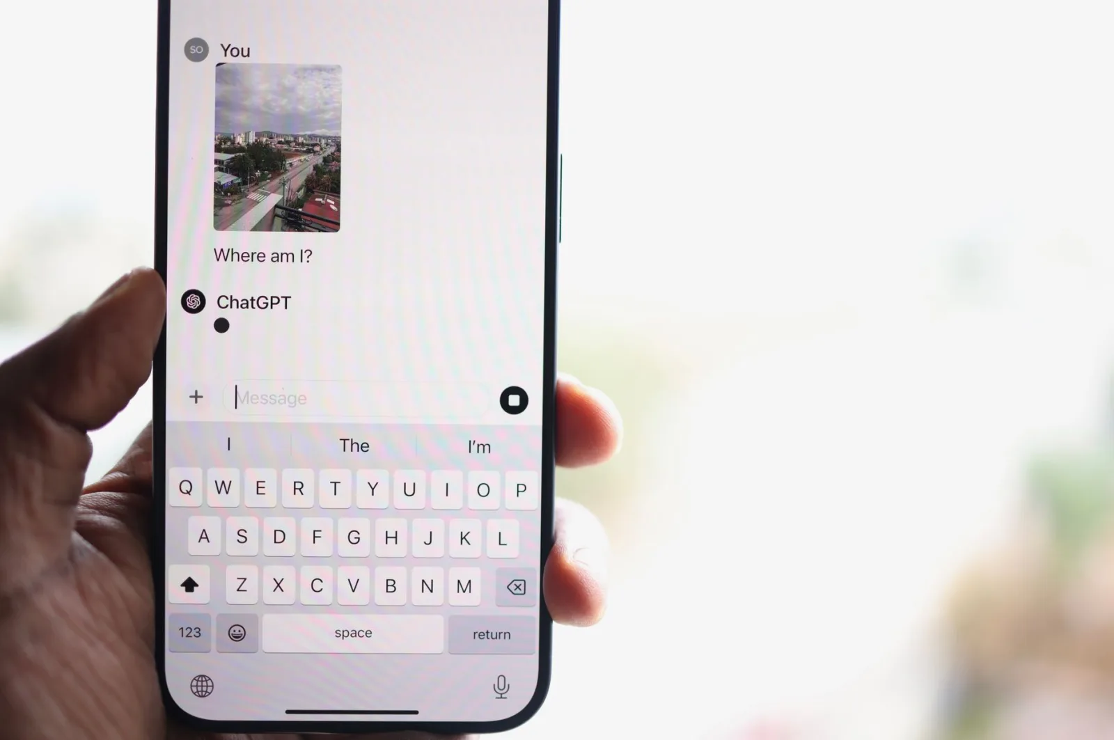 Smartphone affichant une conversation avec ChatGPT